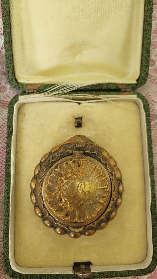 フランスアンティーク モノグラムの パウダーケース ①プードリエ  シェル