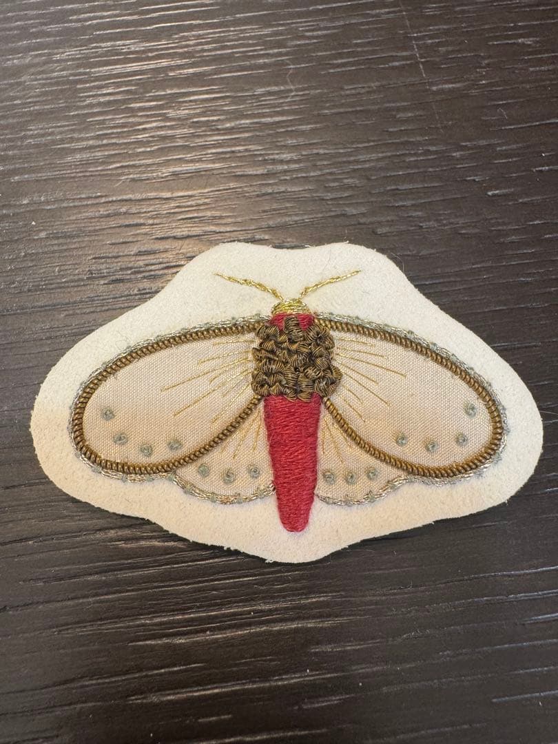坂田あづみさんの刺繍 蛾 モチーフ ブローチ