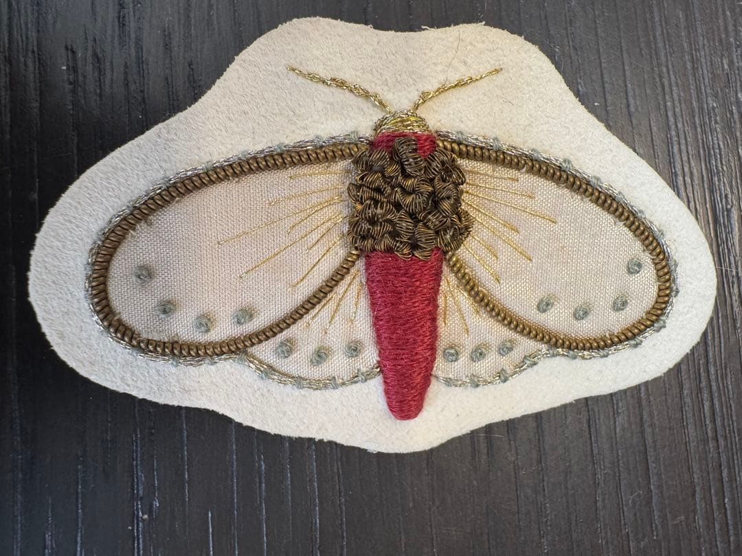 坂田あづみさんの刺繍 蛾 モチーフ ブローチ