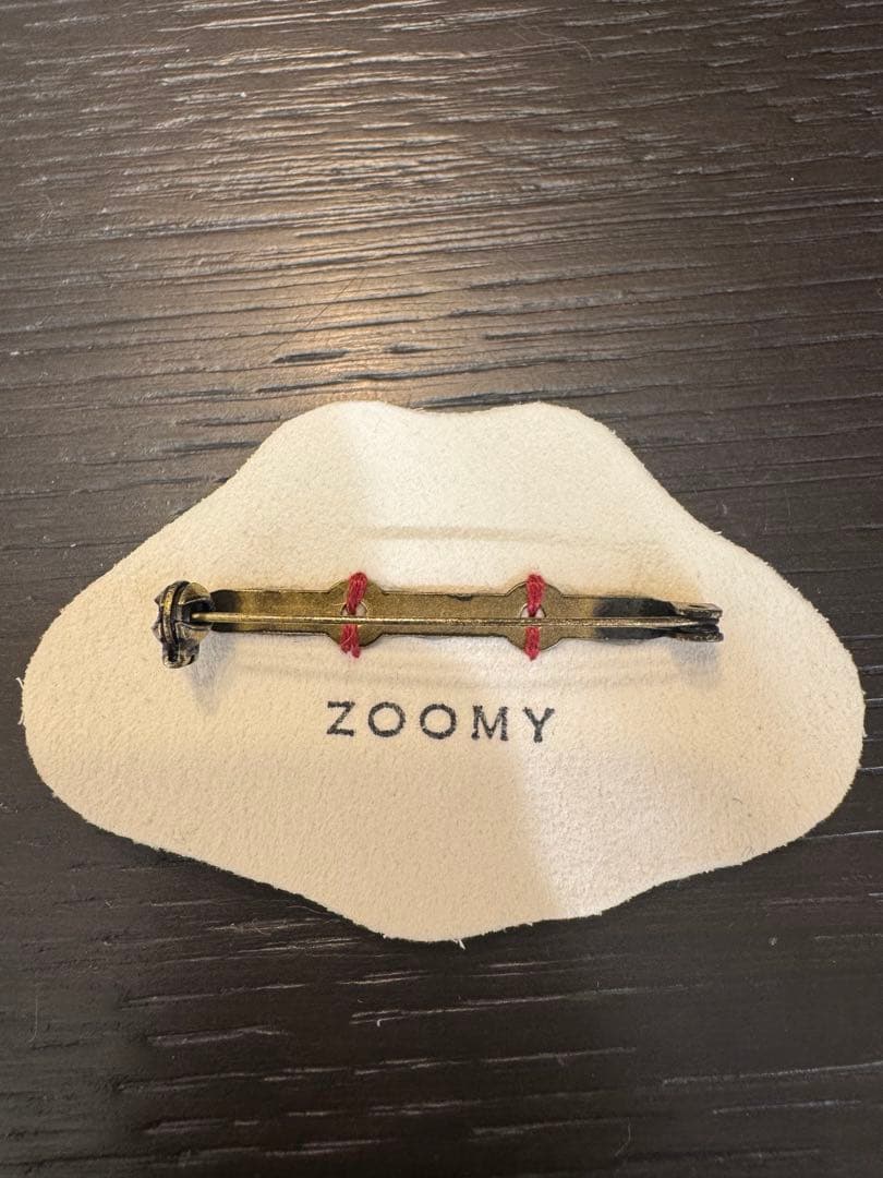 坂田あづみさんの刺繍 蛾 モチーフ ブローチ