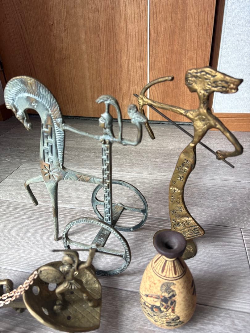 古代エジプトのブロンズ彫刻と陶器