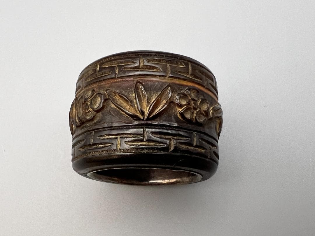 東泰堂専用　角彫　親指リング　斑指　泰昌在銘　竹梅　回字文　手彫　内銀　約17g