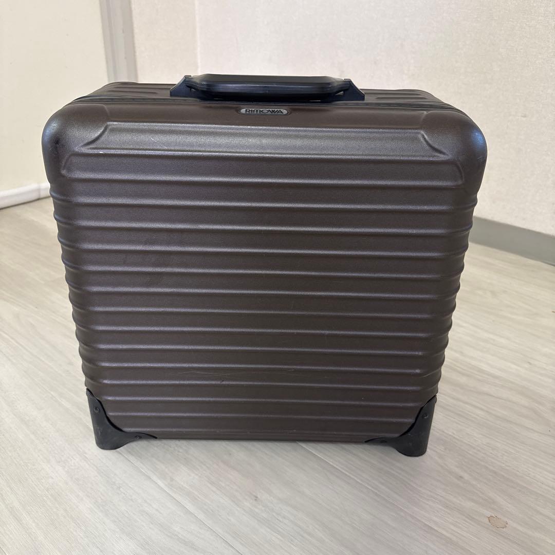 安心のリモワ！マットブロンズのビジネストローリー 機内持込25L rimowa