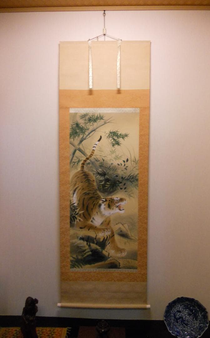 掛け軸 実山 猛虎 絹本 希少 軸装 茶道具 掛軸 美品 です。