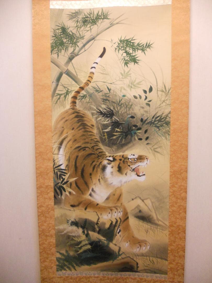 掛け軸 実山 猛虎 絹本 希少 軸装 茶道具 掛軸 美品 です。