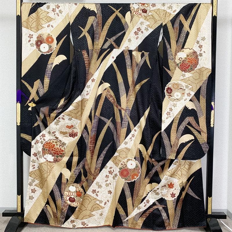 507z29☆振袖 古典柄 金駒刺繍 裄長め 芒 雪輪 黒☆美品 成人式結婚式