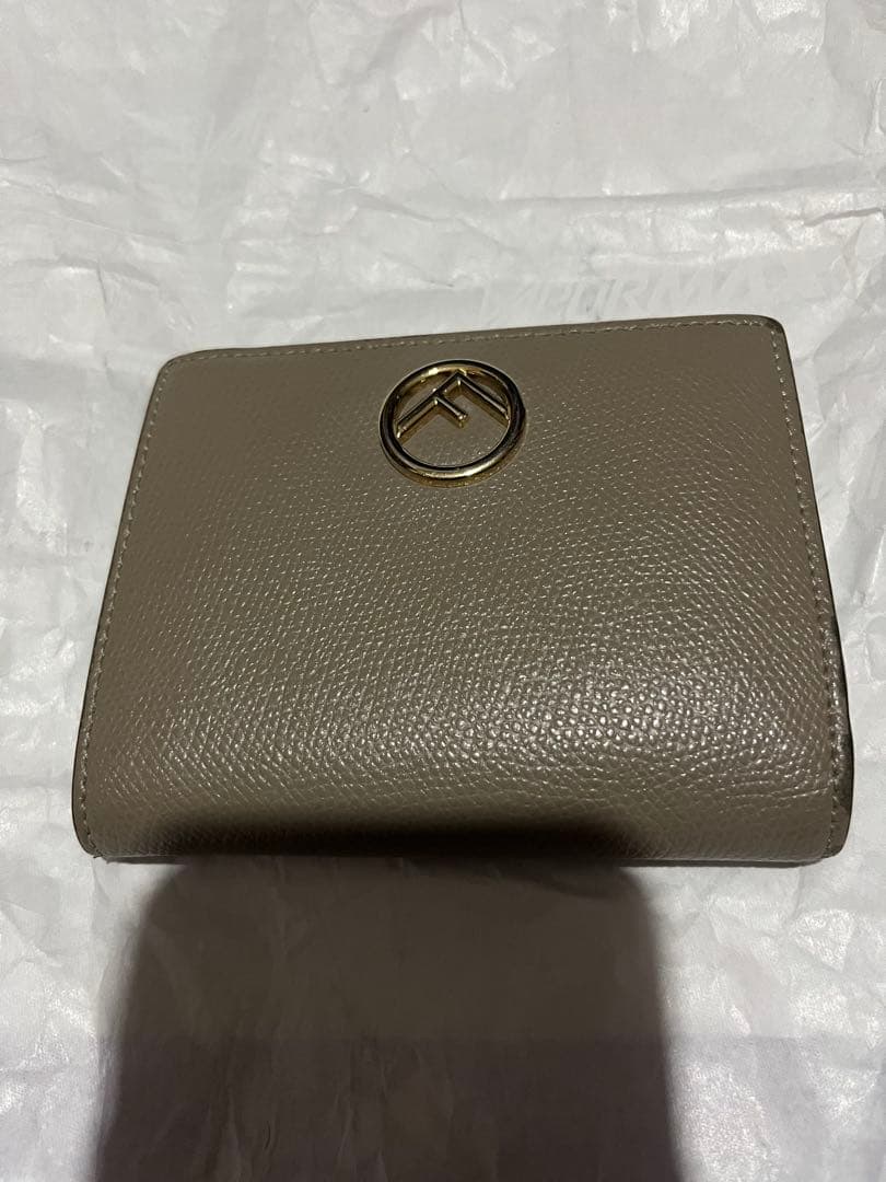 i*o様 FENDI ベージュ 二つ折り財布