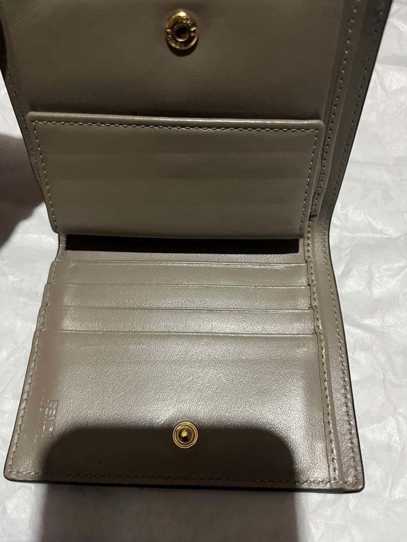 i*o様 FENDI ベージュ 二つ折り財布