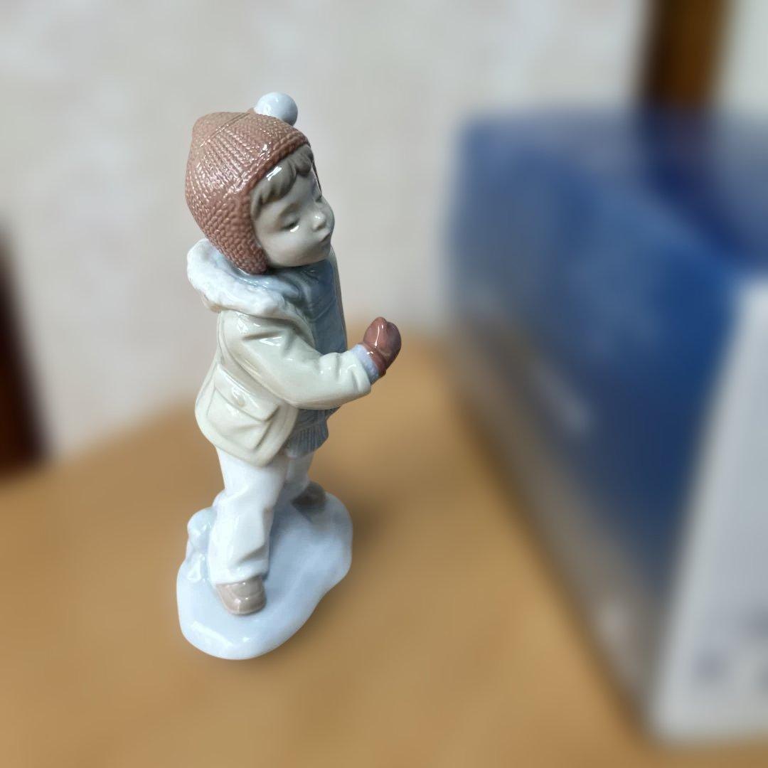 リヤドロ　雪合戦　雪玉を持つ子供の陶器フィギュア　箱付き　未使用品