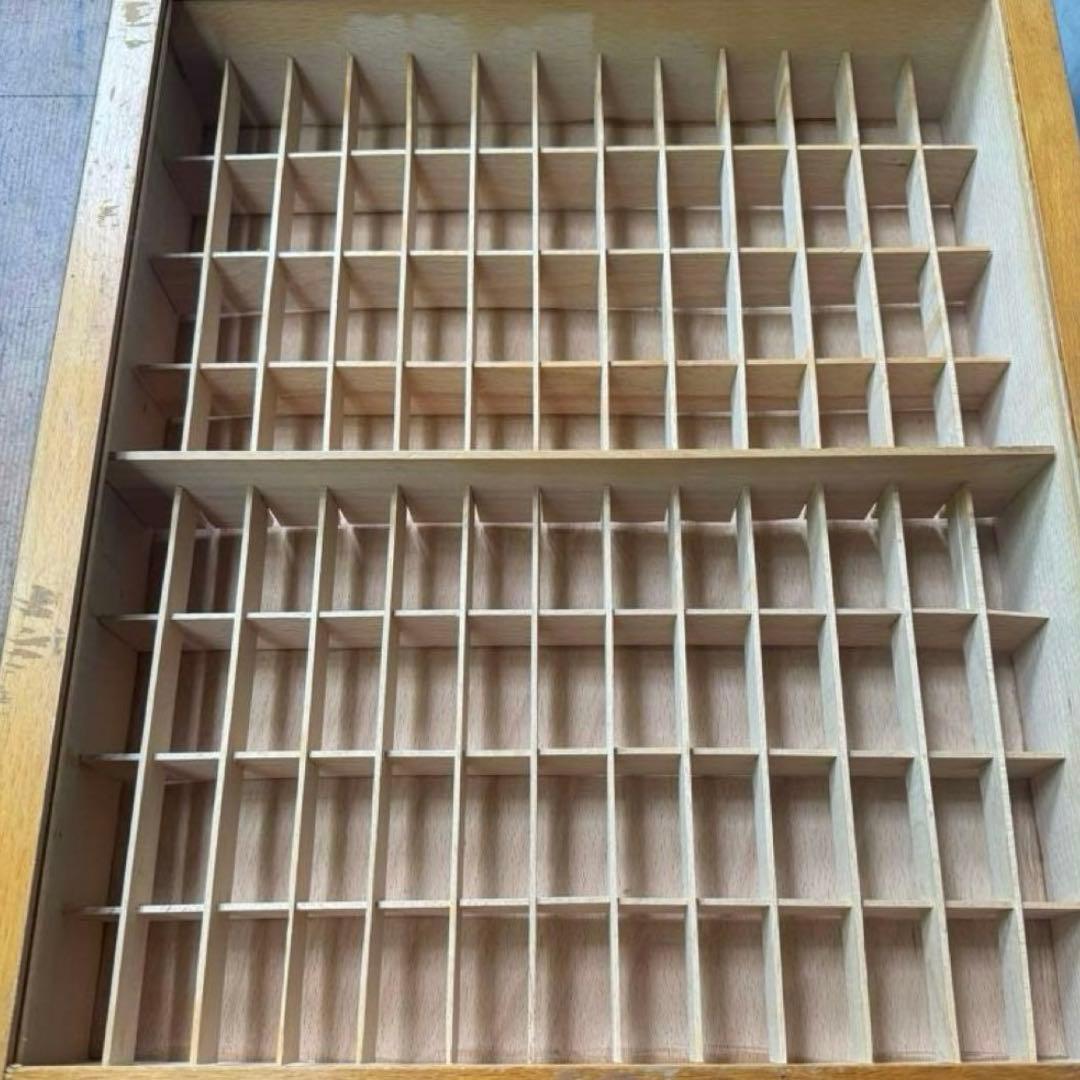 アンティーク イニシャルテープの木製棚、小分け引き出し、ディスプレイボックス