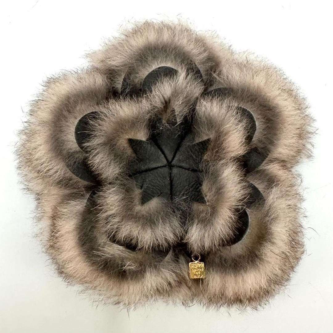 FENDI フェンディ ラビットファー カメリア フラワー コサージュ ブローチ