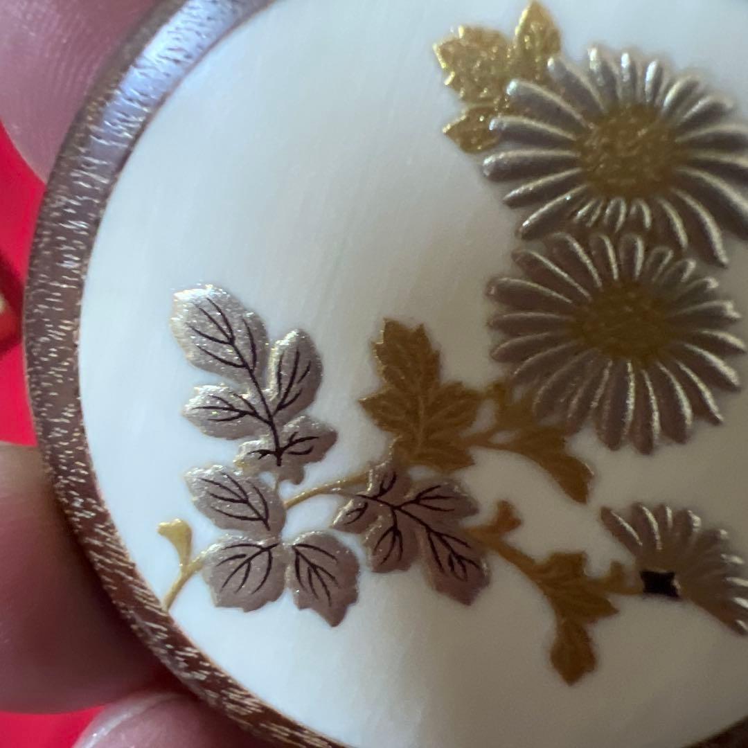 饅頭根付き　白材に菊蒔絵