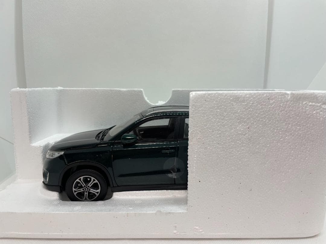 701-018 スズキ 1/18 SUZUKI Vitara ダークグリーン