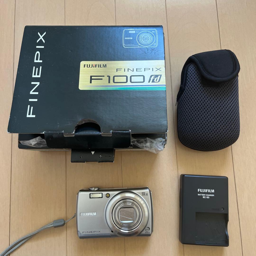 Fujifilm FinePix F100 コンパクトデジタルカメラ