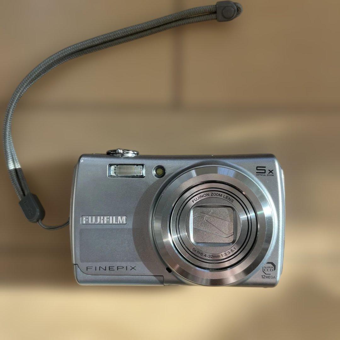 Fujifilm FinePix F100 コンパクトデジタルカメラ