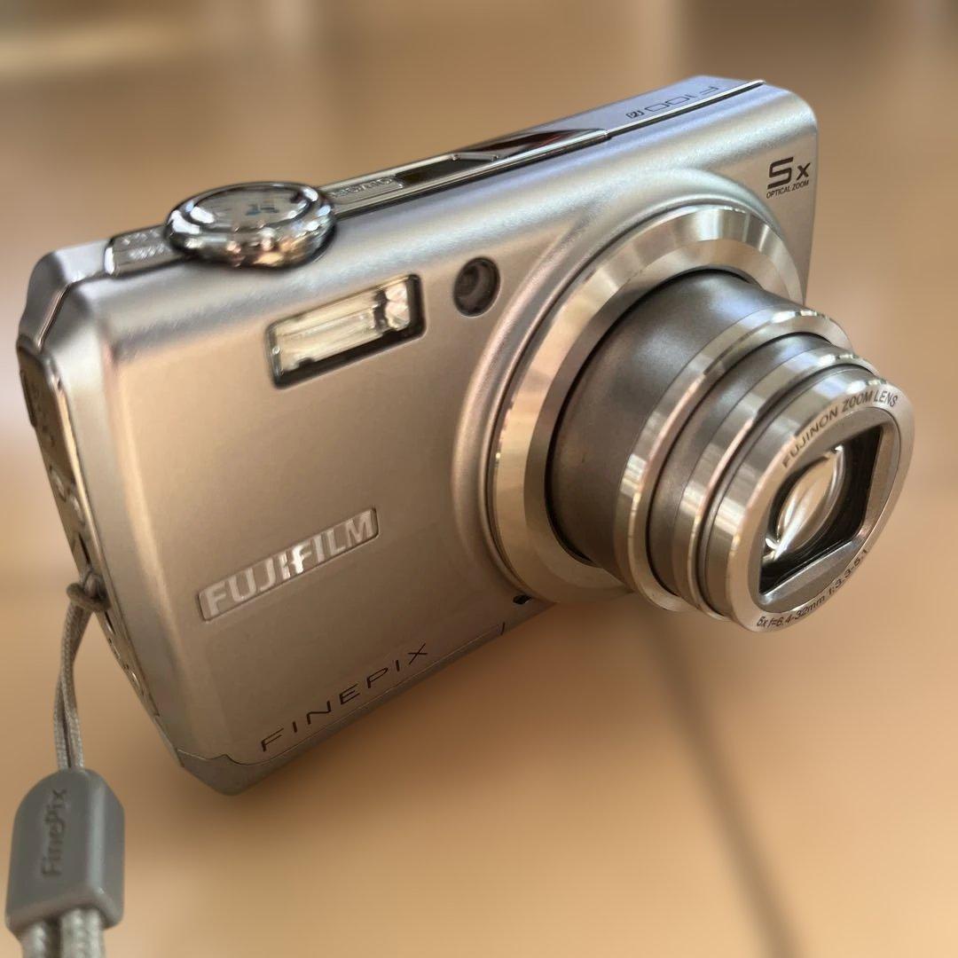 Fujifilm FinePix F100 コンパクトデジタルカメラ