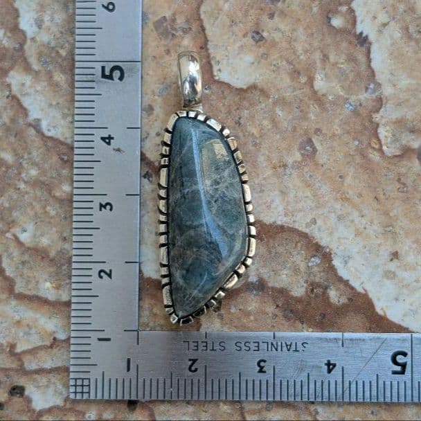 ハンドメイドの入りコン沢トップ　ペンダントトップ　糸魚川翡翠