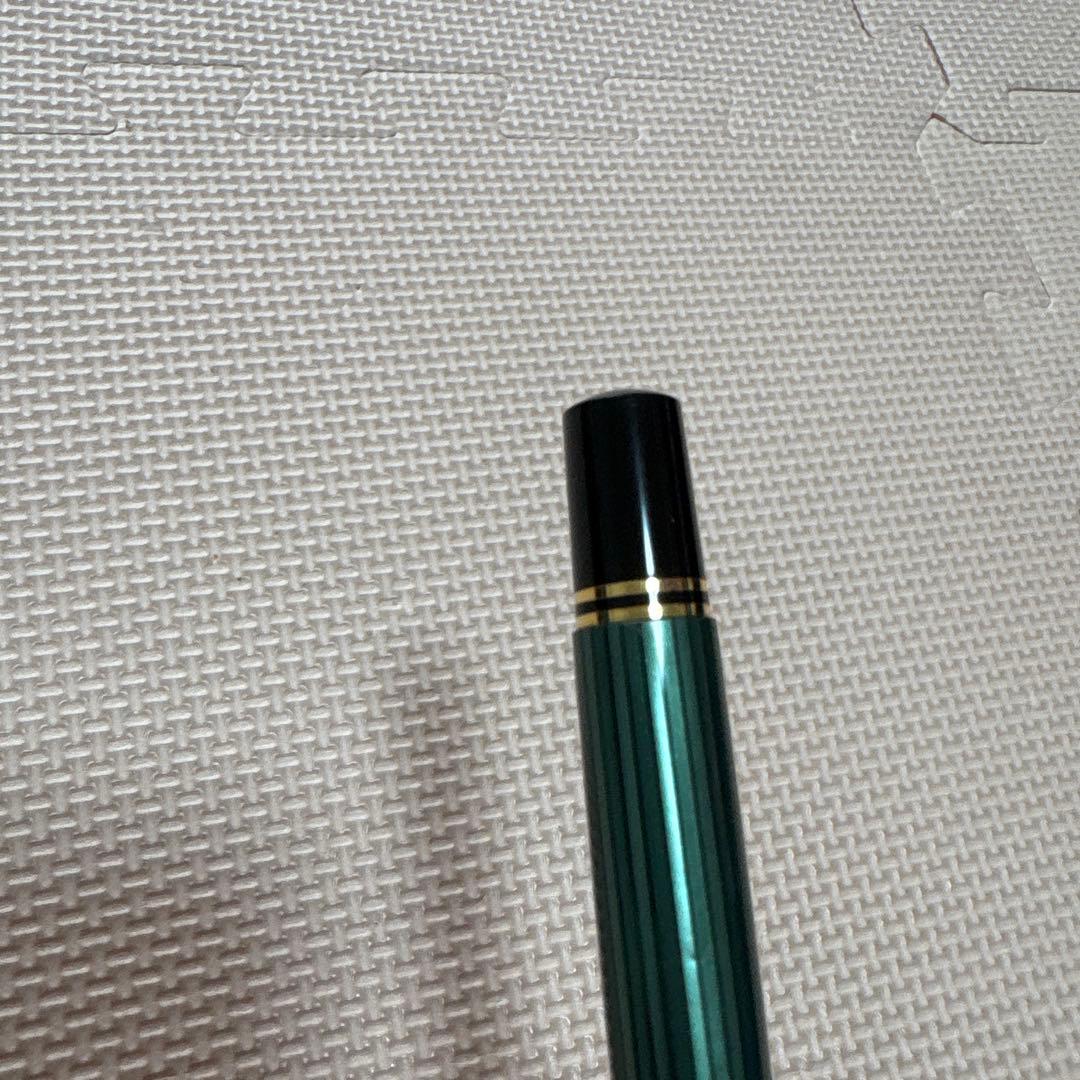 ペリカン緑と黒の万年筆 金色のリング付き