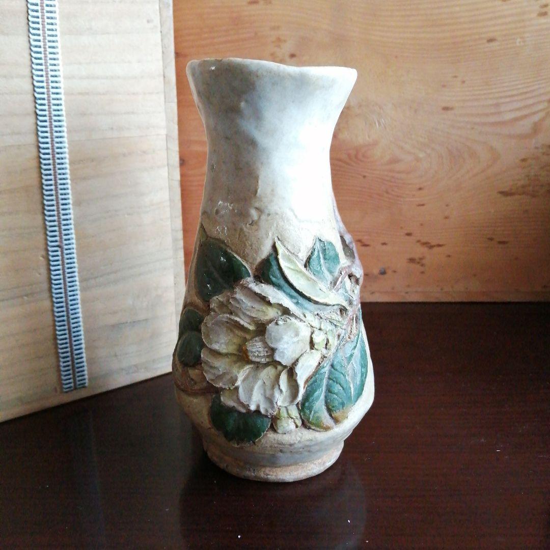 水月焼　細密白椿彫花瓶　16.3cm