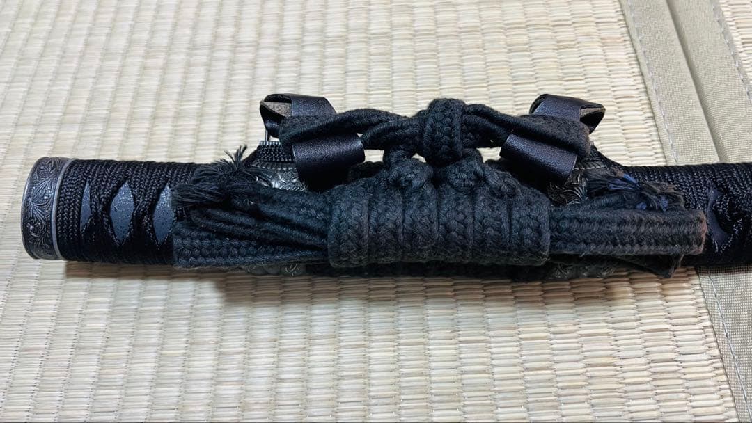 模造刀 太刀 漆黒刀 山本勘助太刀拵え 左文字 石目鞘 龍目貫 251020-1