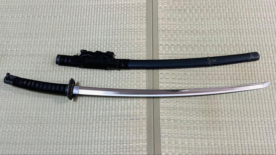 模造刀 太刀 漆黒刀 山本勘助太刀拵え 左文字 石目鞘 龍目貫 251020-1
