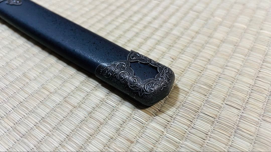 模造刀 太刀 漆黒刀 山本勘助太刀拵え 左文字 石目鞘 龍目貫 251020-1