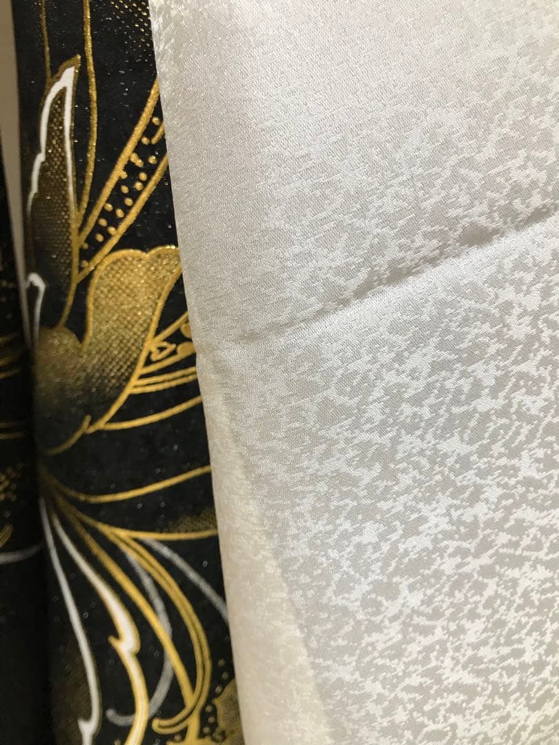 振袖　未仕立て品　金彩　黒地にゴールド