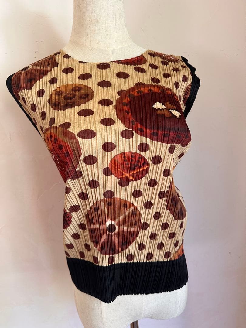 タンクトップ　イッセーミヤケ