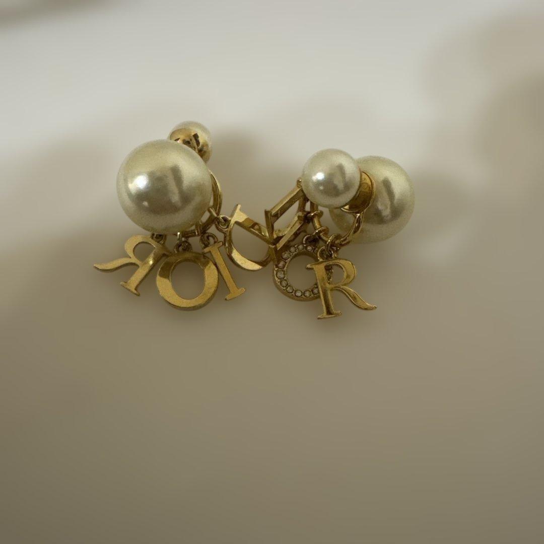 DIOR パールロゴピアス