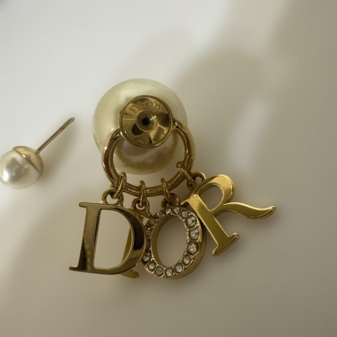 DIOR パールロゴピアス