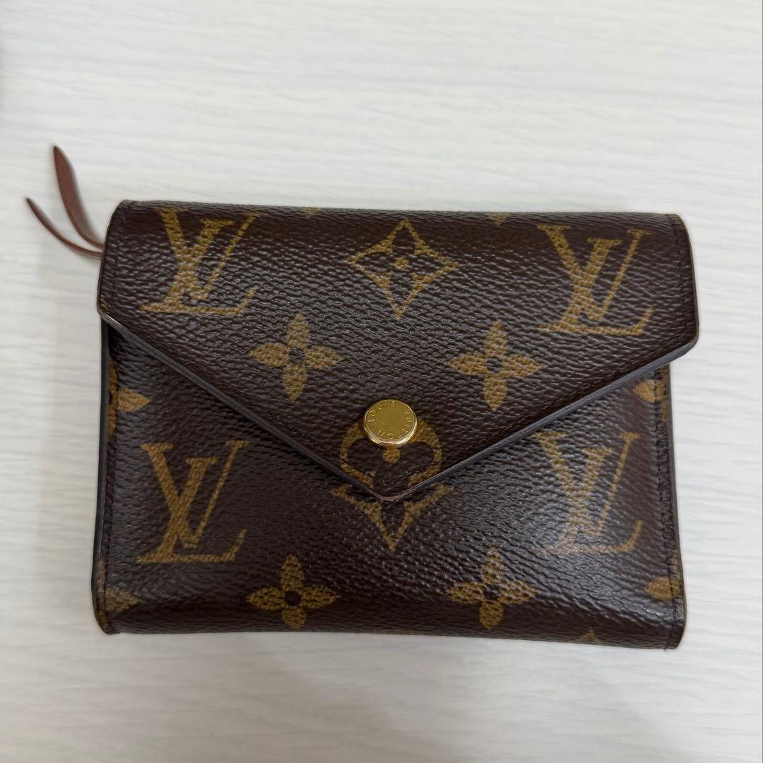 Louis Vuitton モノグラム三つ折り財布 ポルトフォイユヴィクトリーヌ