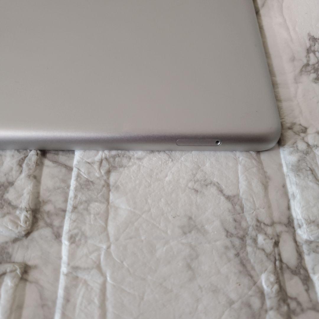 239 iPad 7世代 128GB SIMフリー シルバー
