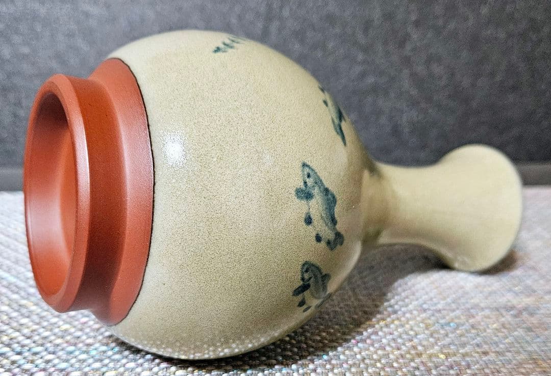 人間国宝　佐渡　無名異焼　五代 伊藤赤水 造　染付　水藻に魚の図　花入れ　共箱