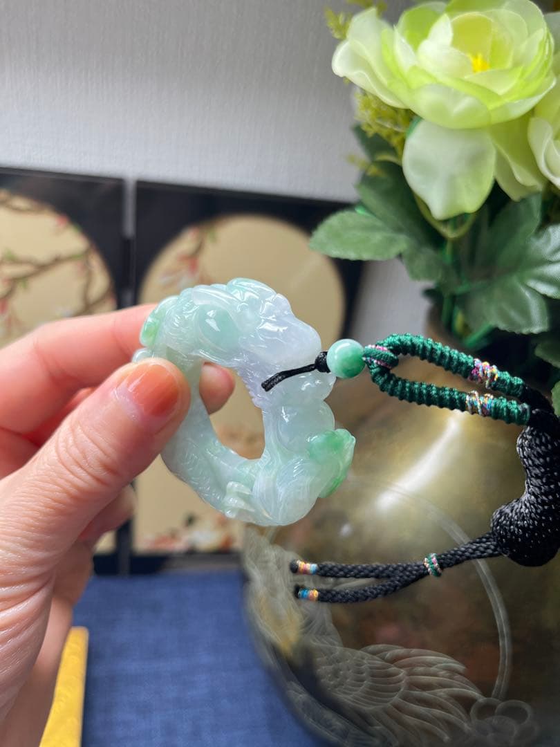 ミャンマー産本翡翠　厚重感有り、爽やかな氷種春帯彩開運飛龍の龍環　鑑定書付き