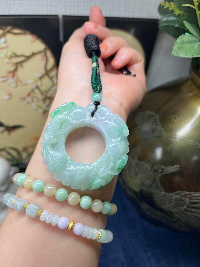 ミャンマー産本翡翠　厚重感有り、爽やかな氷種春帯彩開運飛龍の龍環　鑑定書付き