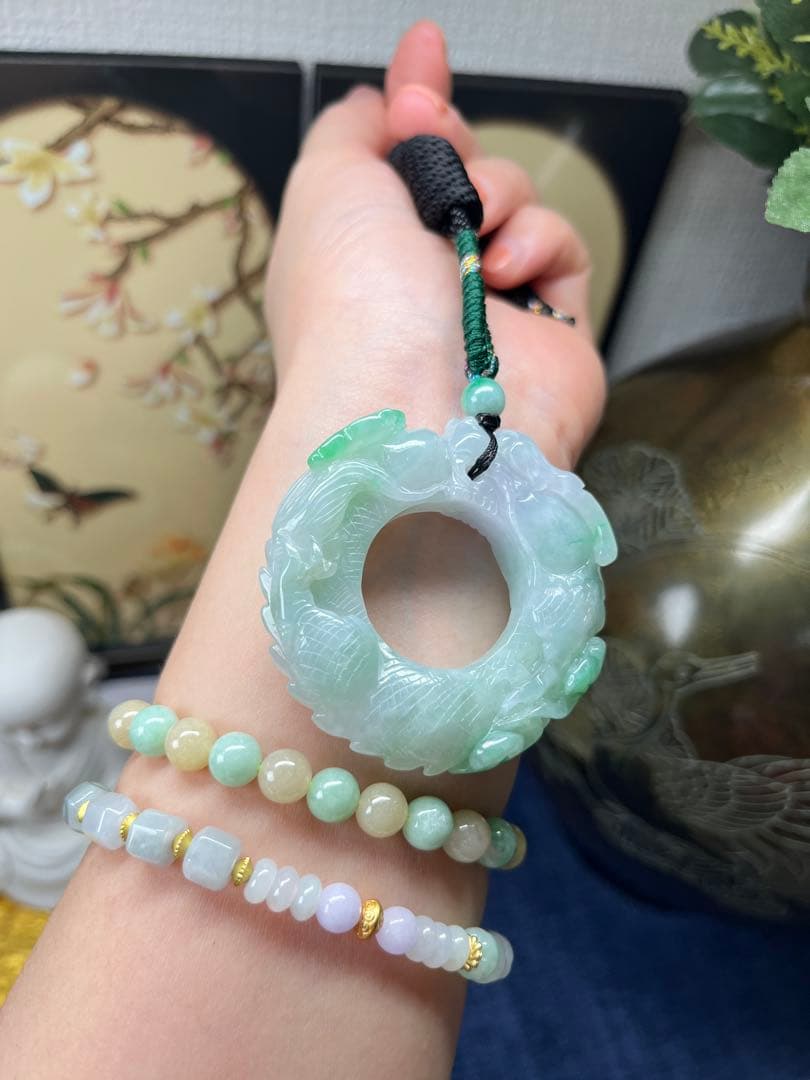 ミャンマー産本翡翠　厚重感有り、爽やかな氷種春帯彩開運飛龍の龍環　鑑定書付き