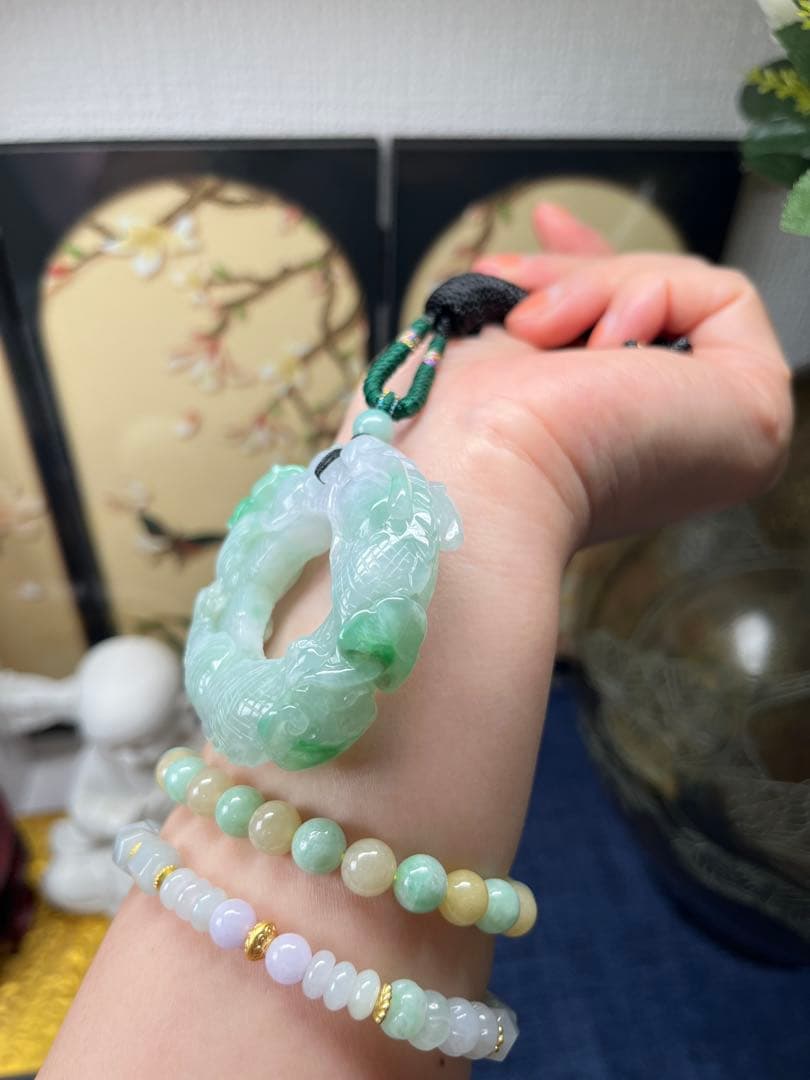 ミャンマー産本翡翠　厚重感有り、爽やかな氷種春帯彩開運飛龍の龍環　鑑定書付き