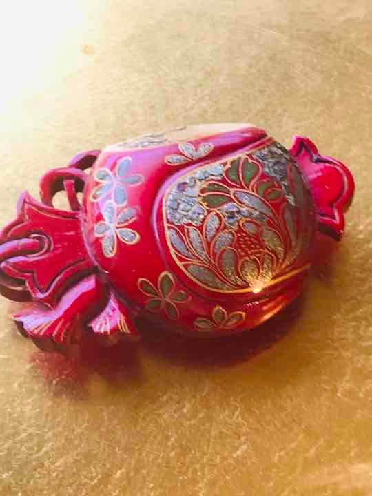 真紅の漆　緻密螺鈿蒔絵　打ち出の小槌　帯留め　アンティーク　木製