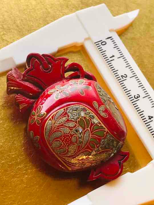 真紅の漆　緻密螺鈿蒔絵　打ち出の小槌　帯留め　アンティーク　木製