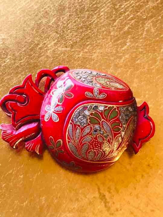 真紅の漆　緻密螺鈿蒔絵　打ち出の小槌　帯留め　アンティーク　木製