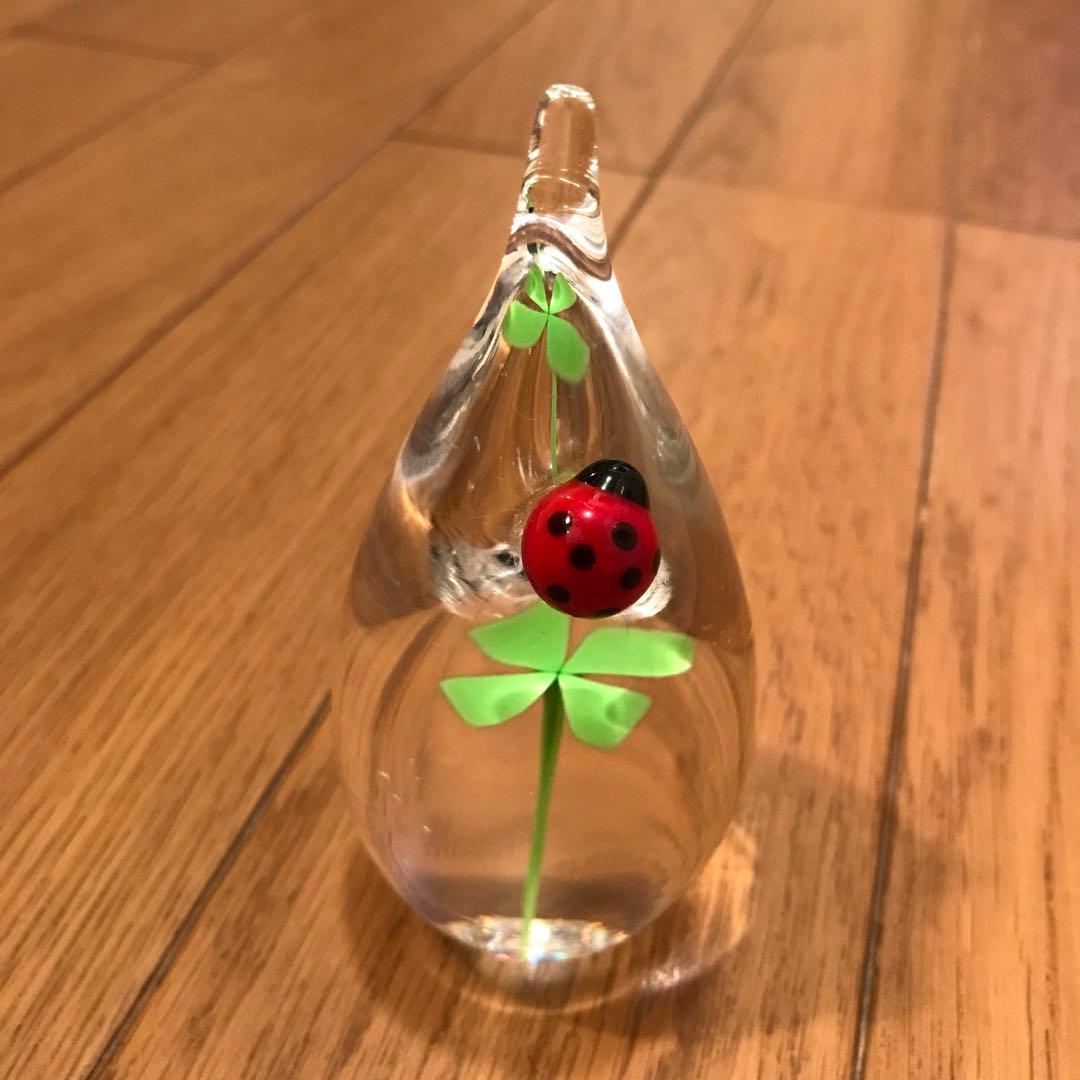 イイノナホ　ペーパーウェイト　ガラス　クローバー　てんとう虫