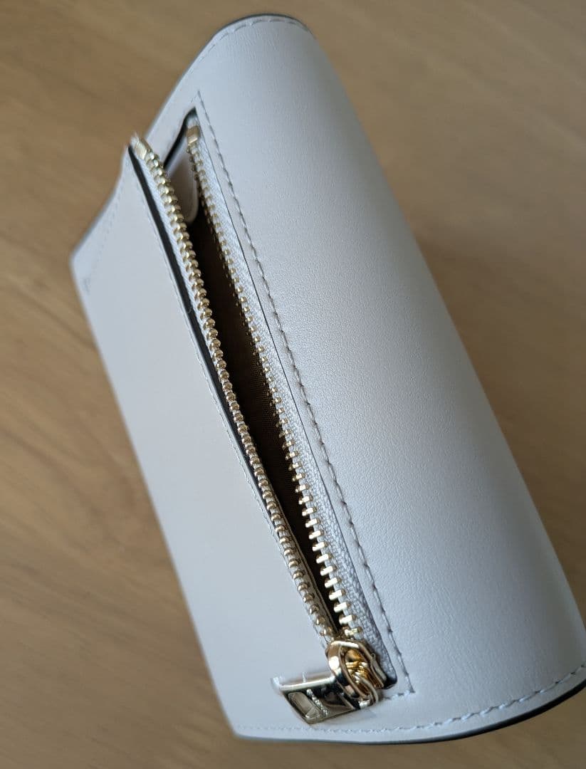 新春セール【新品・未使用】FURLA折り財布