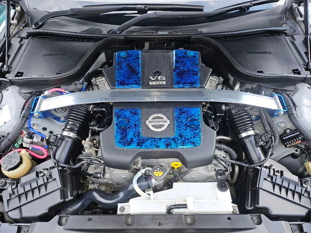 Z34　エンジンカバー　ラップ塗装　エンブレム　スワロフスキー加工