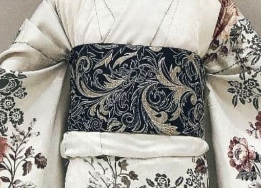 振袖（未仕立て）と帯（画像）のみ