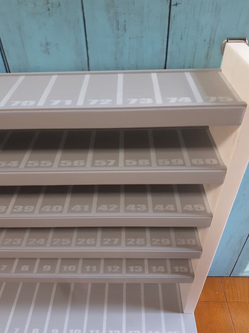 自作トミカ収納棚6段75台1段目ロングトミカ仕様