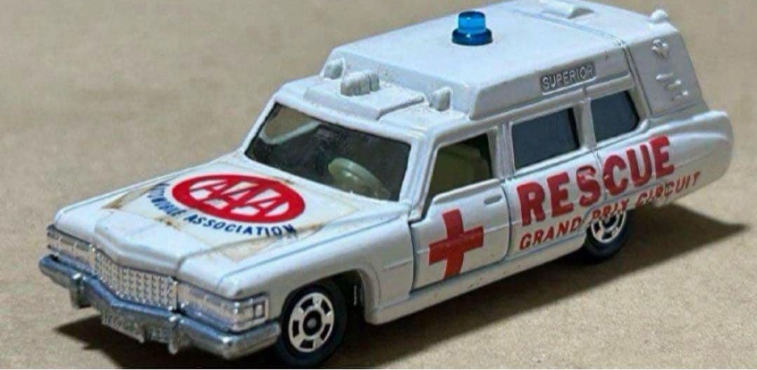 トミカ キャデラック 救急車 アンビュランス