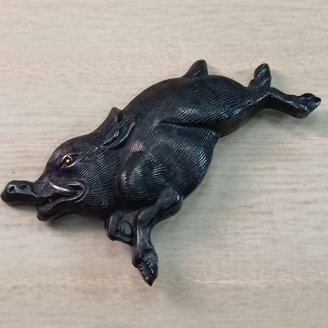 煙草入れ／超絶技巧前金具猪図／在銘あり