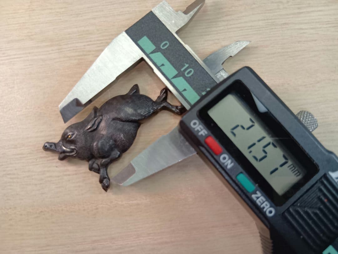 煙草入れ／超絶技巧前金具猪図／在銘あり