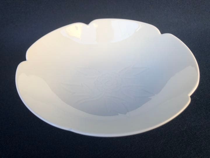 井上萬二作　白磁牡丹彫文　菓子鉢