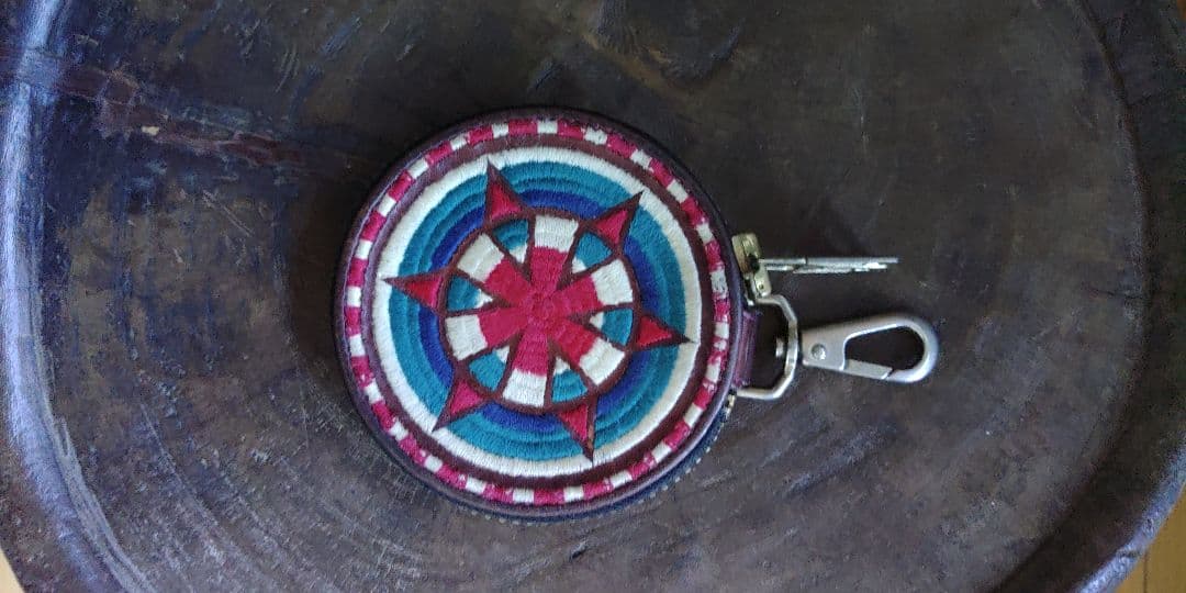 ブラックミーンズ　幾何学模様刺繍レザーケース